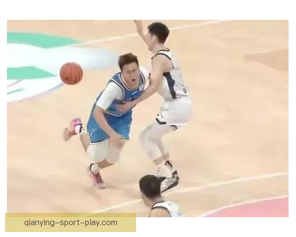 赵睿突破受阻撞击胡明轩膝盖倒地痛苦离场